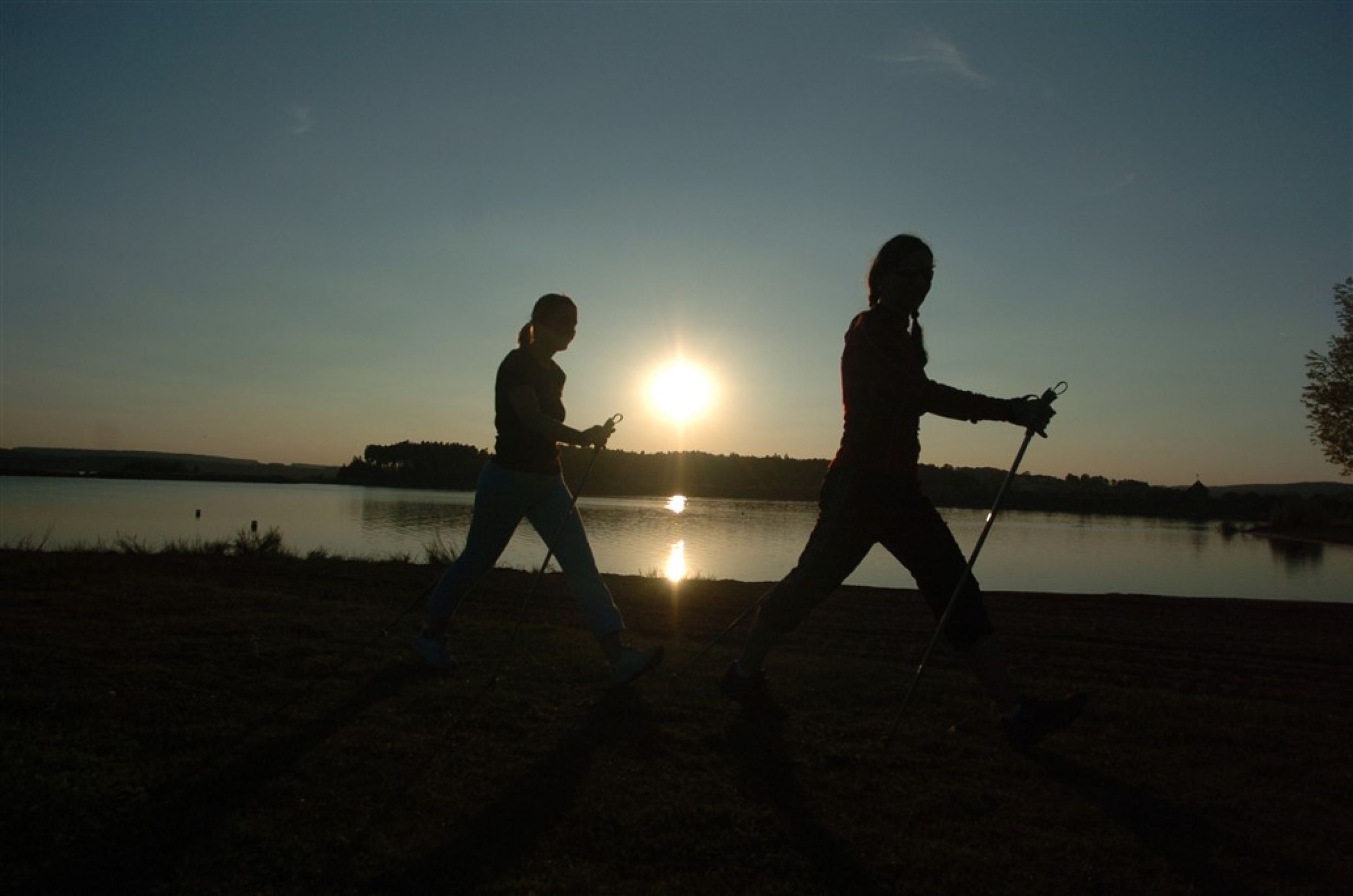Nordic Walking Krs beim Sonnenuntergang am Brombachsee